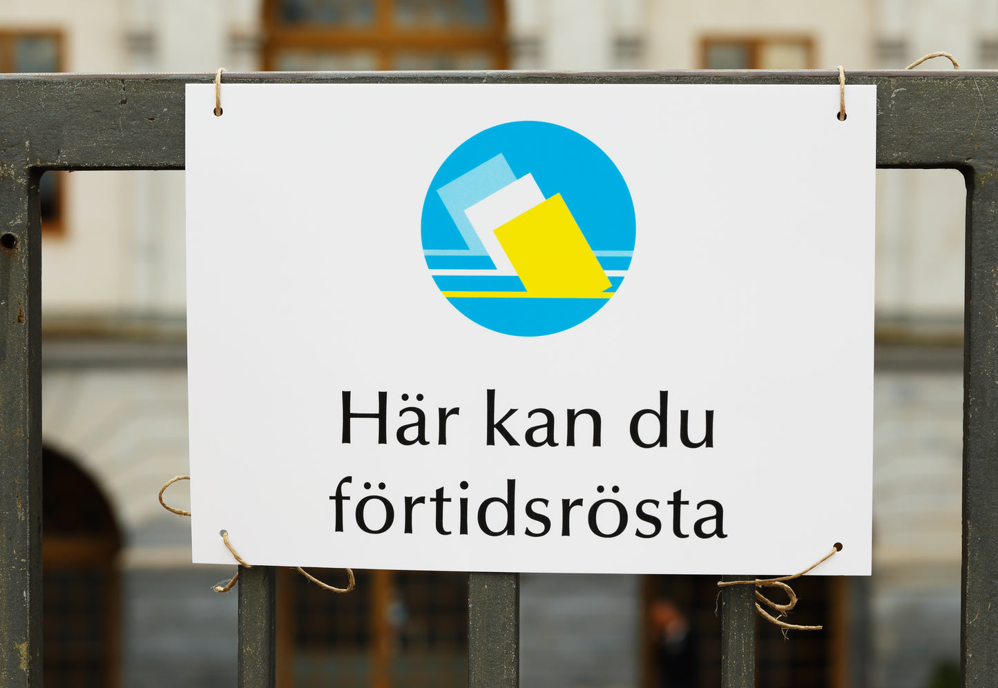Plastskylt med eget tryck – Hållbara och skräddarsydda skyltar för alla behov