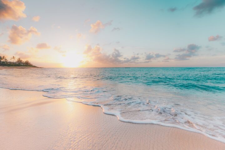 akustiktavla-strand-solnedgang